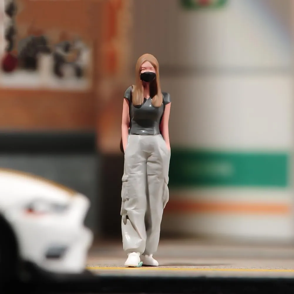 1/18-1/87 Scales Fashion Street Girl Figure Mini Statue, Trendy Crossbody Bag Pose Female Doll Figures, Stylish Standing Female Figurine, Waiting Girl Toy Figure (1/64)