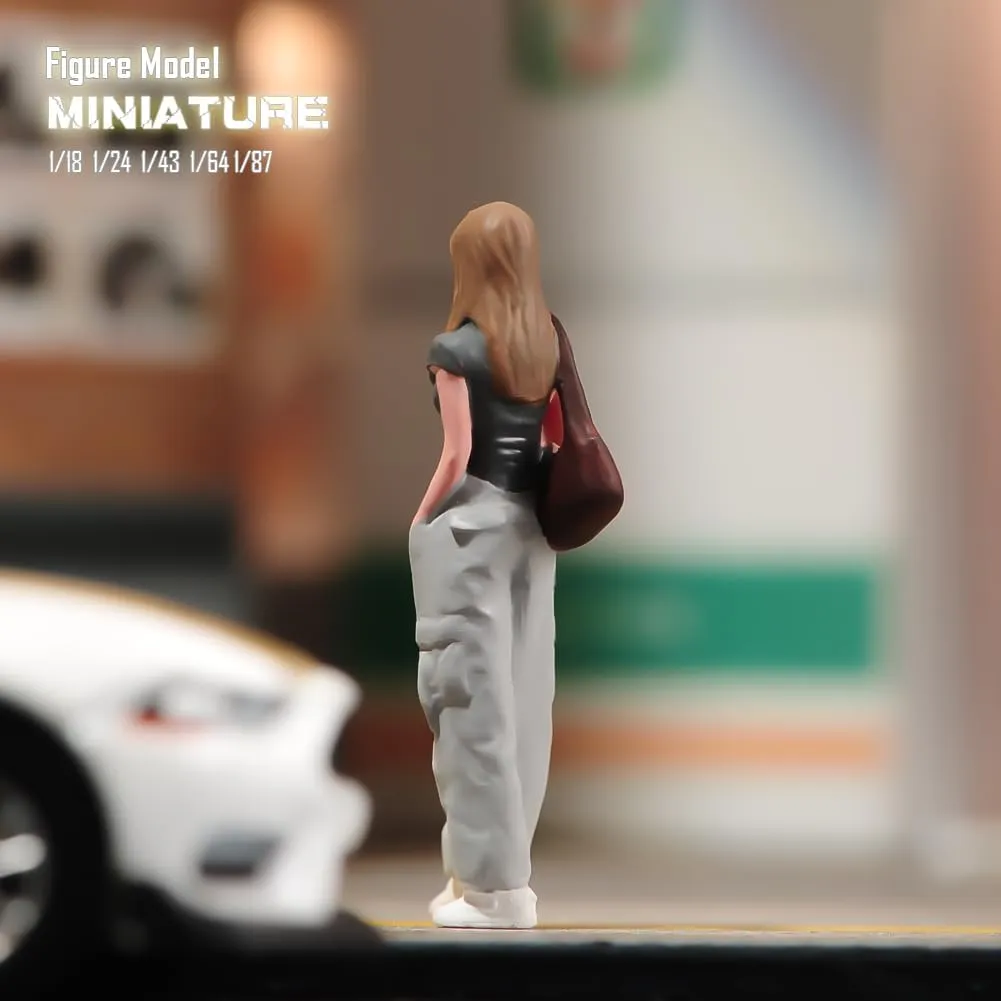 1/18-1/87 Scales Fashion Street Girl Figure Mini Statue, Trendy Crossbody Bag Pose Female Doll Figures, Stylish Standing Female Figurine, Waiting Girl Toy Figure (1/64)