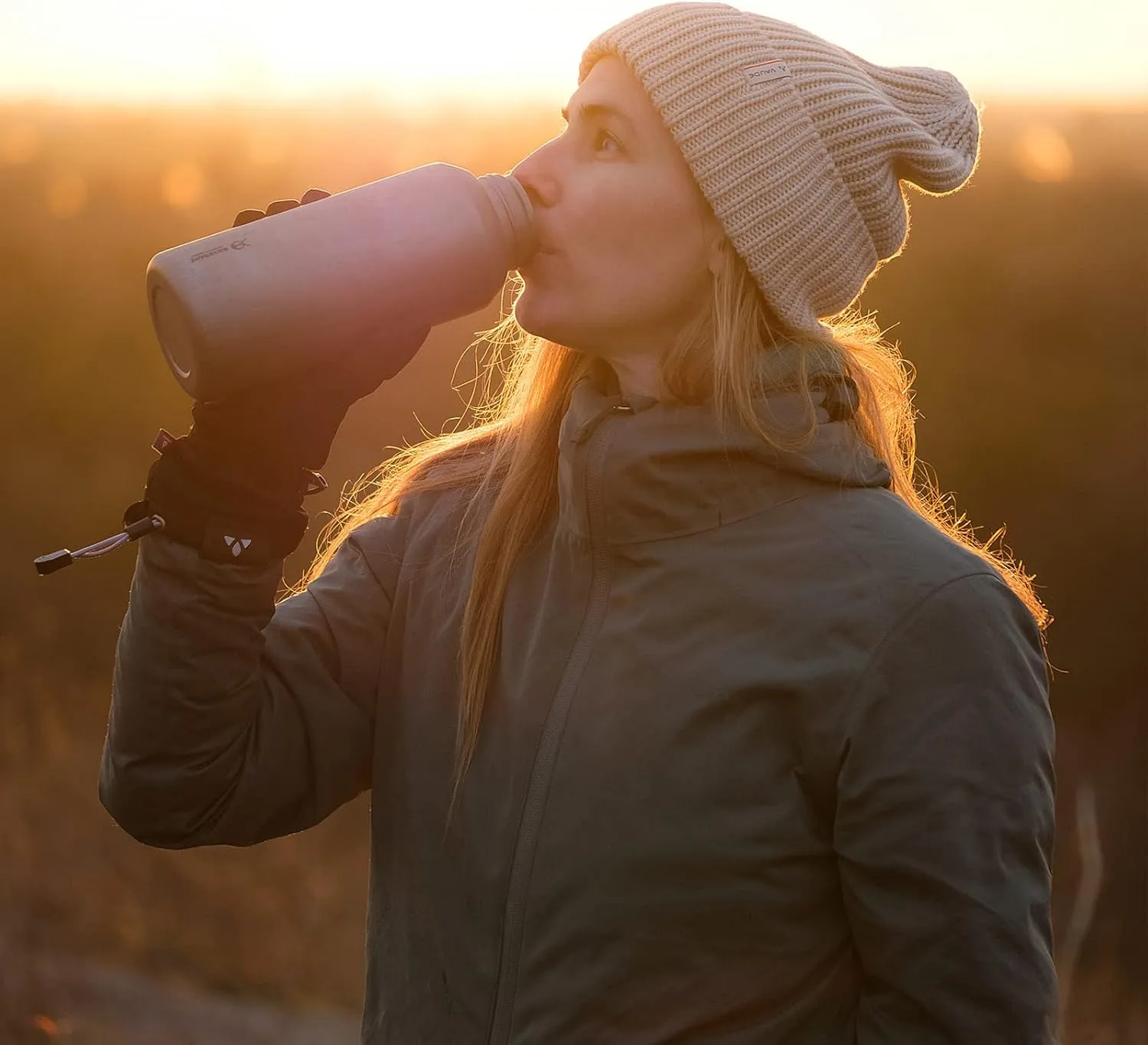 Titanium Ultralight 800ml/27 fl oz Leakproof Outdoor Camping Hiking Sports Water Bottle with Insulating Thermal Sleeve and Clip Loop Cap