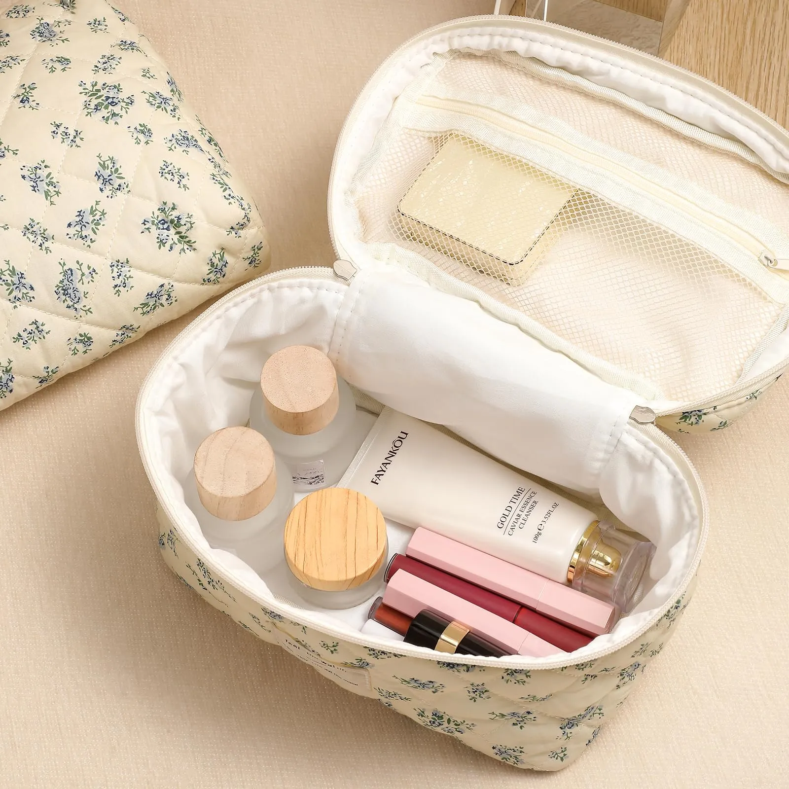 uekeboag Large Travel Quilted Makeup Bag for Women, Floral Cotton Cosmetic Bag, Coquette Aesthetic Floral Toiletry Organizer Bag(Little Blue Flower